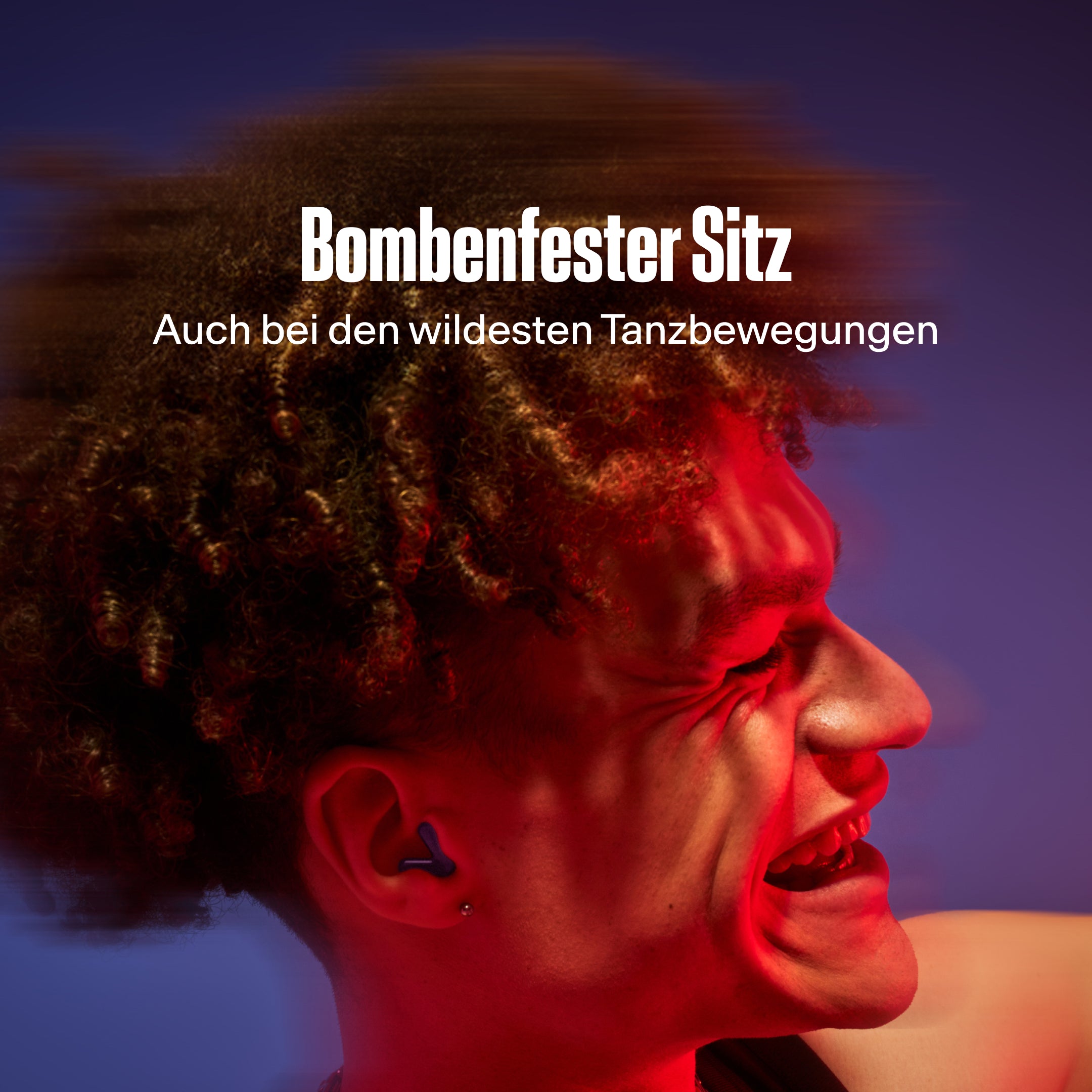 Mann trägt Alpine Tune in dark blue beim Tanzen