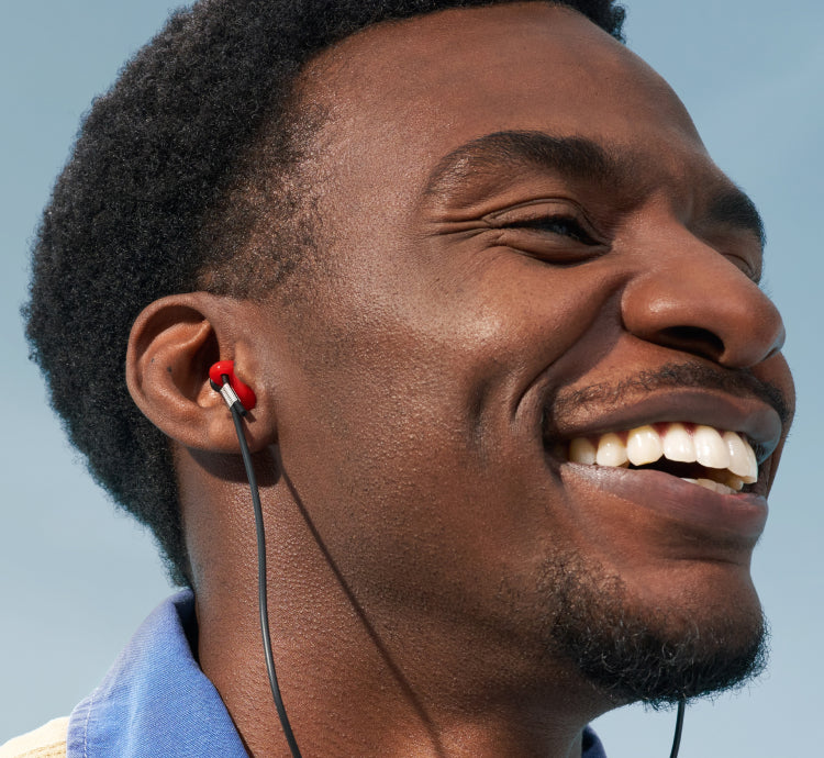 man met worksafe op maat oordoppen van alpine