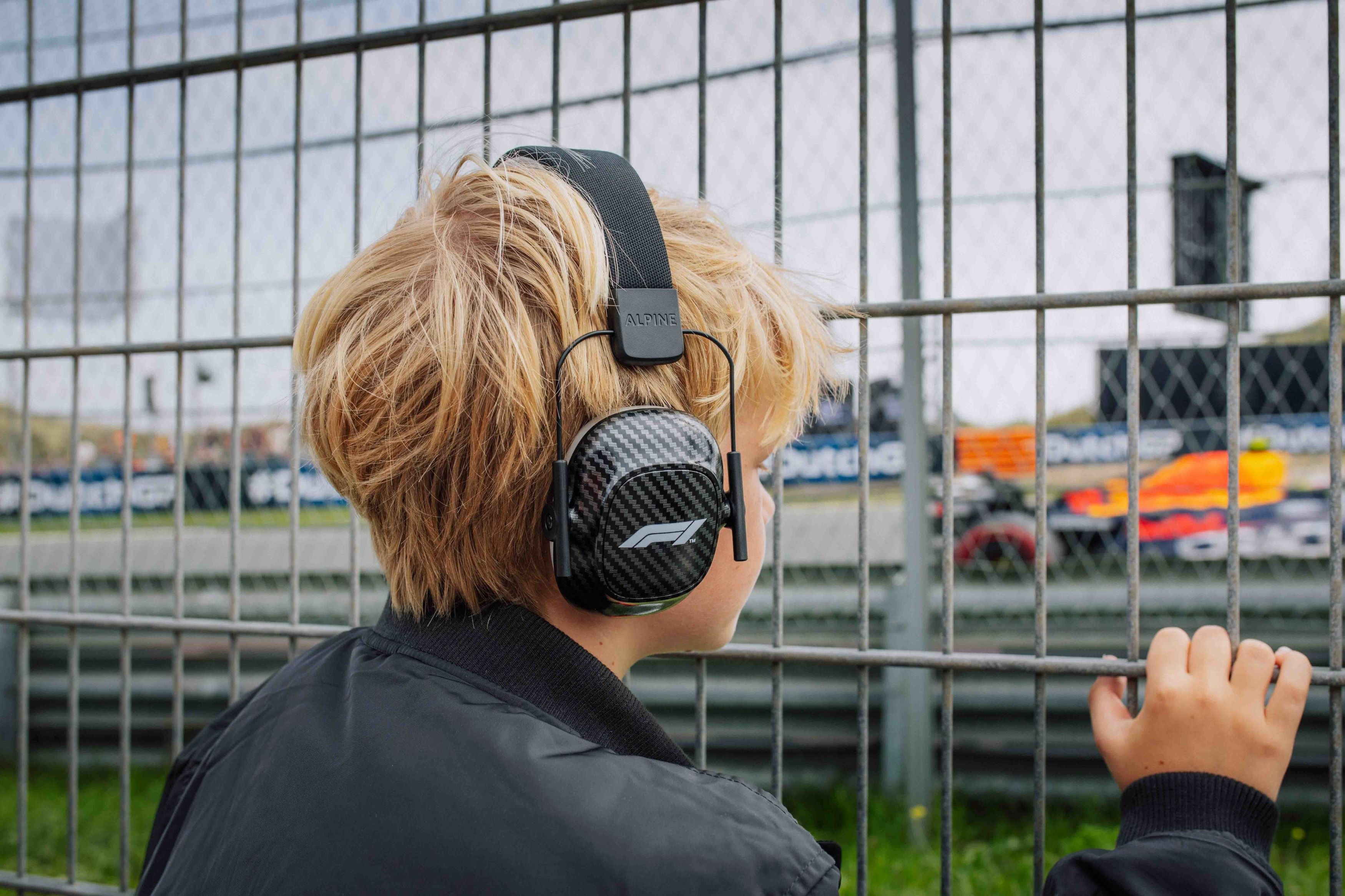 formel  ohrenschutz an der rennstrecke von einem jungen getragen