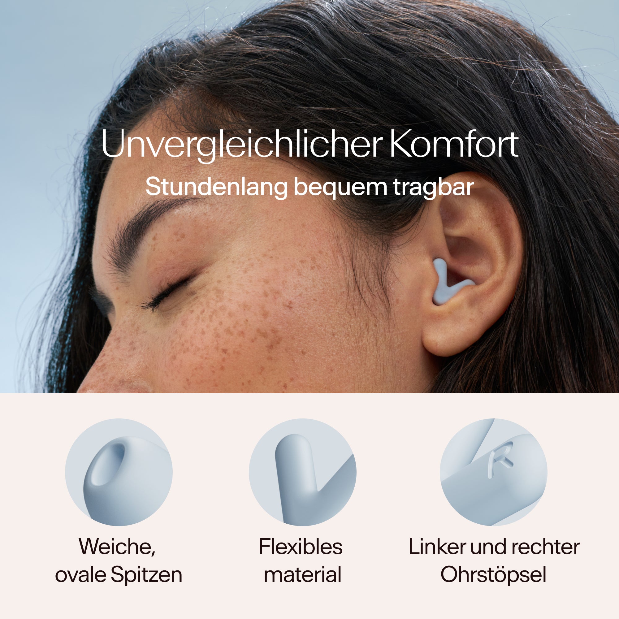 Nahaufnahme einer Person mit Alpine Silence Ohrstöpseln in Blau, mit Text über Komfort und Produktmerkmale 