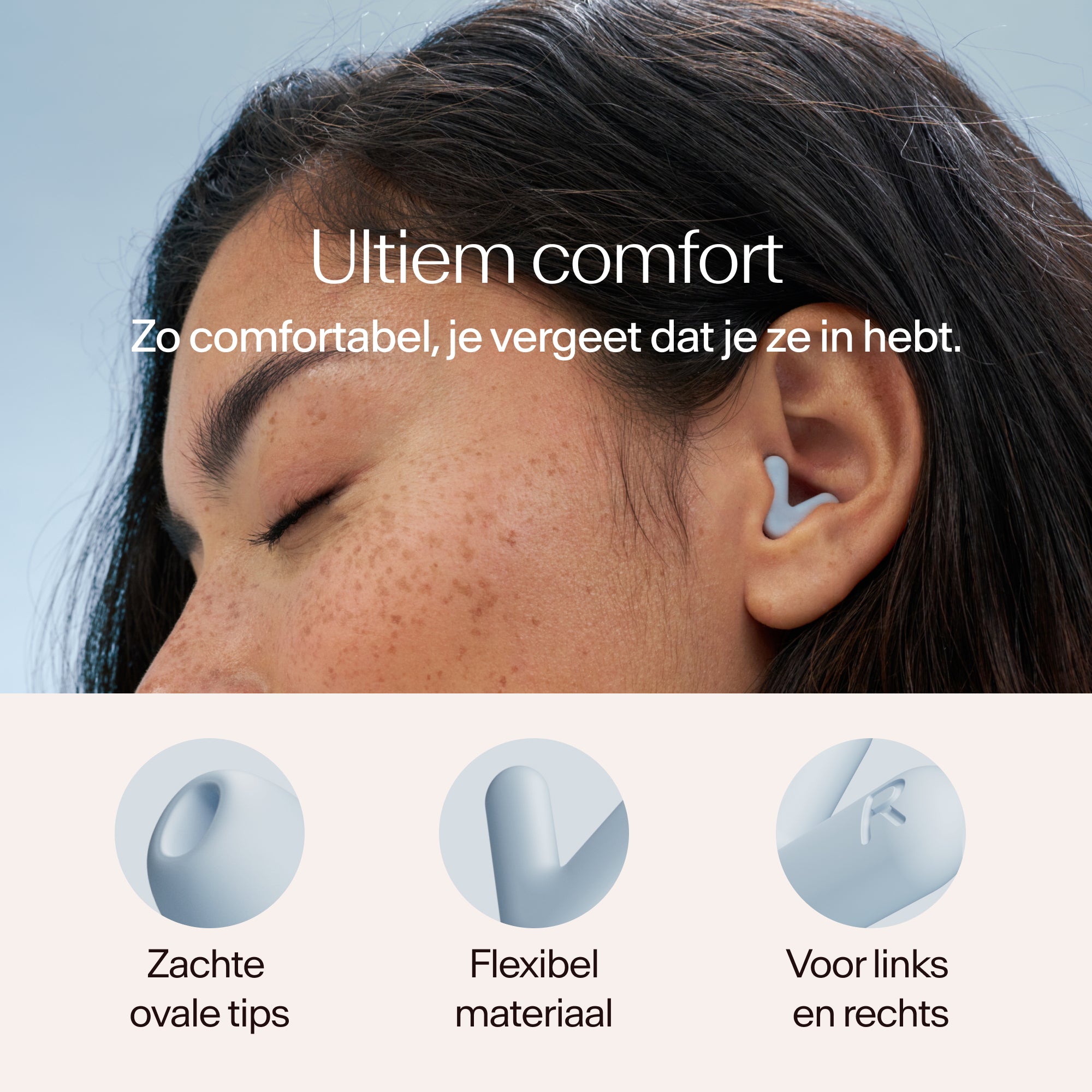 Close-up van een persoon met Alpine Silence oordopjes in blauw, met tekst over comfort en productkenmerken 