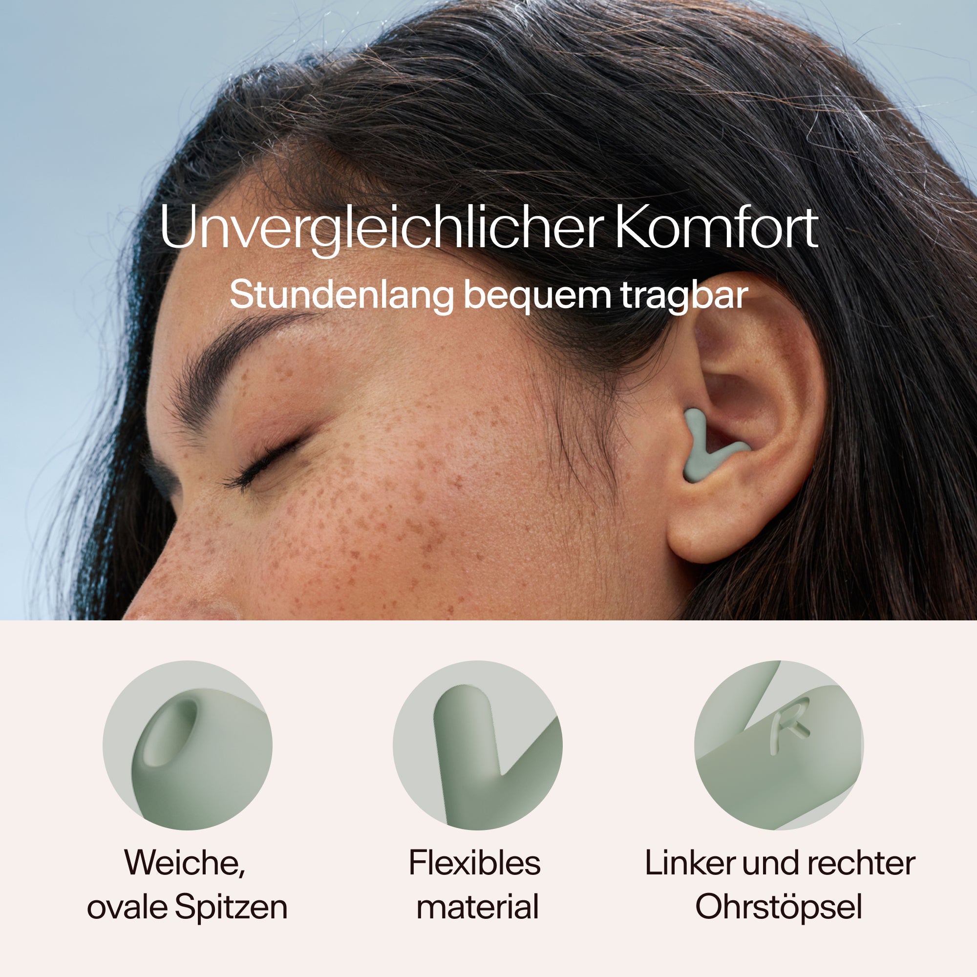 Nahaufnahme einer Person mit Alpine Silence Ohrstöpseln in Grün, mit Text über Komfort und Produktmerkmale 