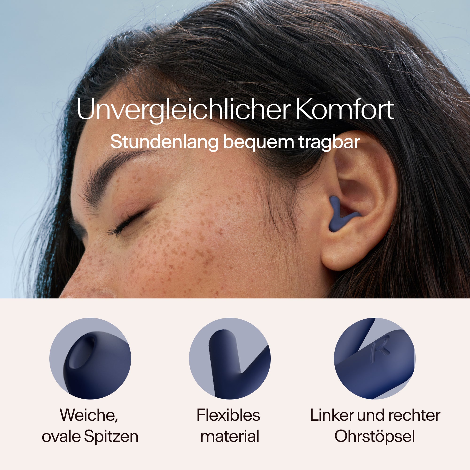 Nahaufnahme einer Person mit Alpine Silence Ohrstöpseln in Mitternachtsblau, mit Text über Komfort und Produktmerkmale 