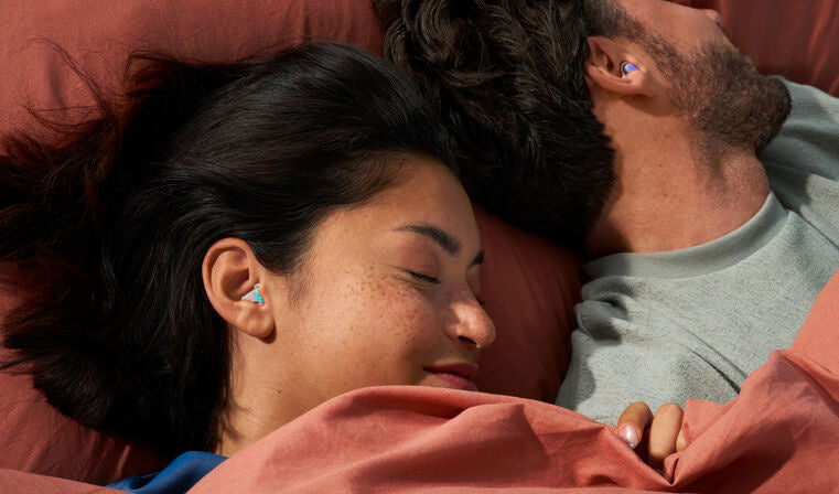 mann und frau liegen schlafend im bett und trage sleepdeep mini und multi