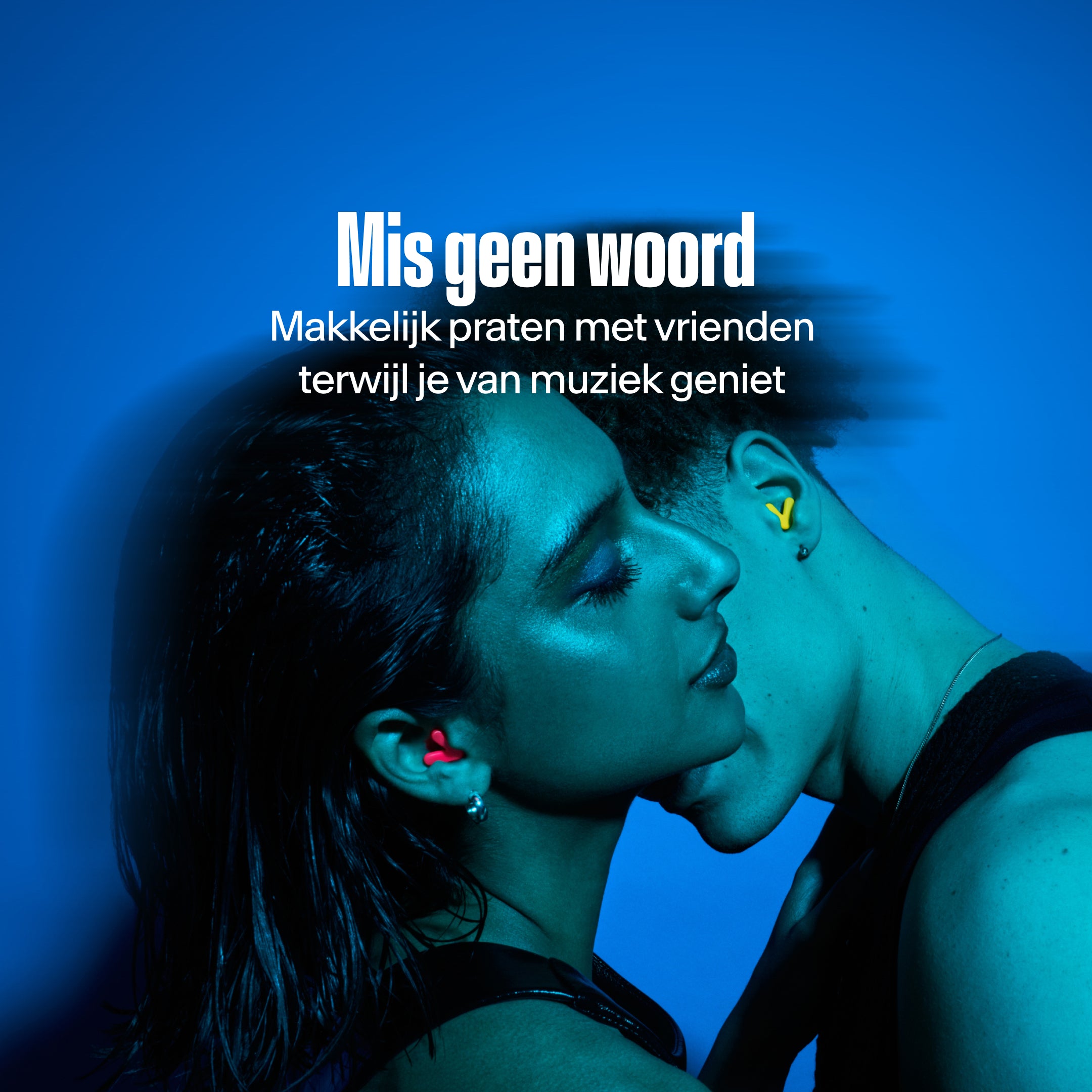 man en vrouw met Alpine Tune in neon-pink en neon-yellow dansen samen 