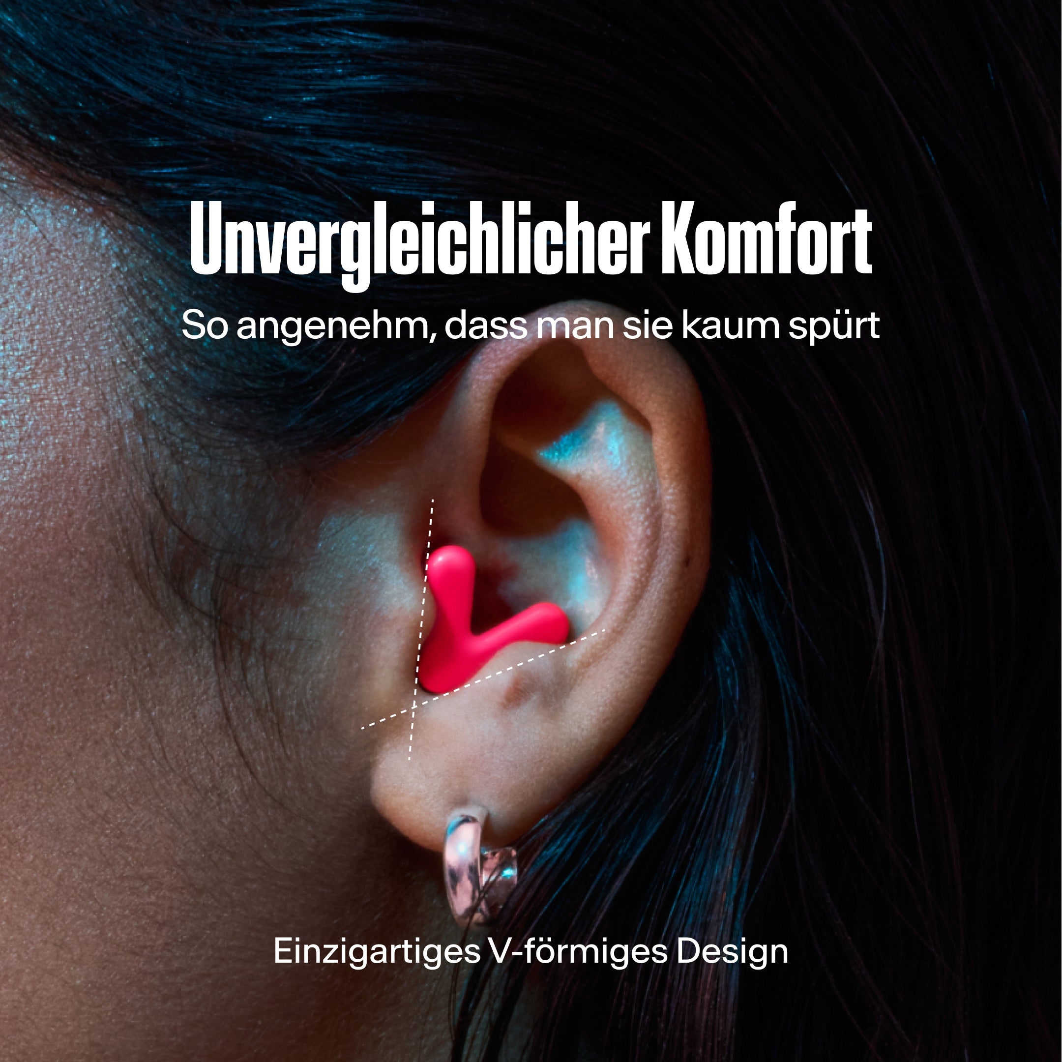 Detailaufnahme eines Ohrs mit einem Alpine Tune Ohrstöpsel in Neonpink, die den perfekten Sitz im Ohr zeigt 
